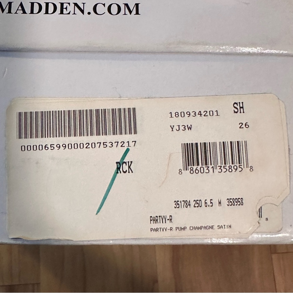 Steve Madden Rare 2011 Shimmering Nude Satin Rhinestone stiletto pumps - Picture 13 of 14